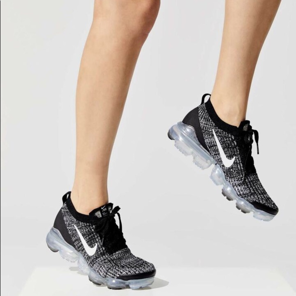 NIKE Vapormax Flyknit Black and White Sneaker